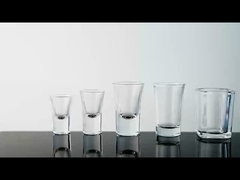 Cốc rượu nhỏ với hình dạng tròn và cấu trúc để thỏa mãn ngụm